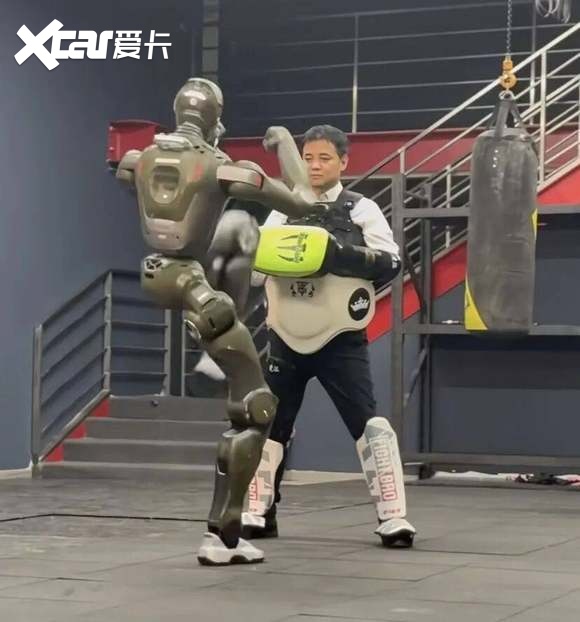 终观察之：机器人赛道“车”满为患AG真人国际厅驭见25中国车市年(图4)